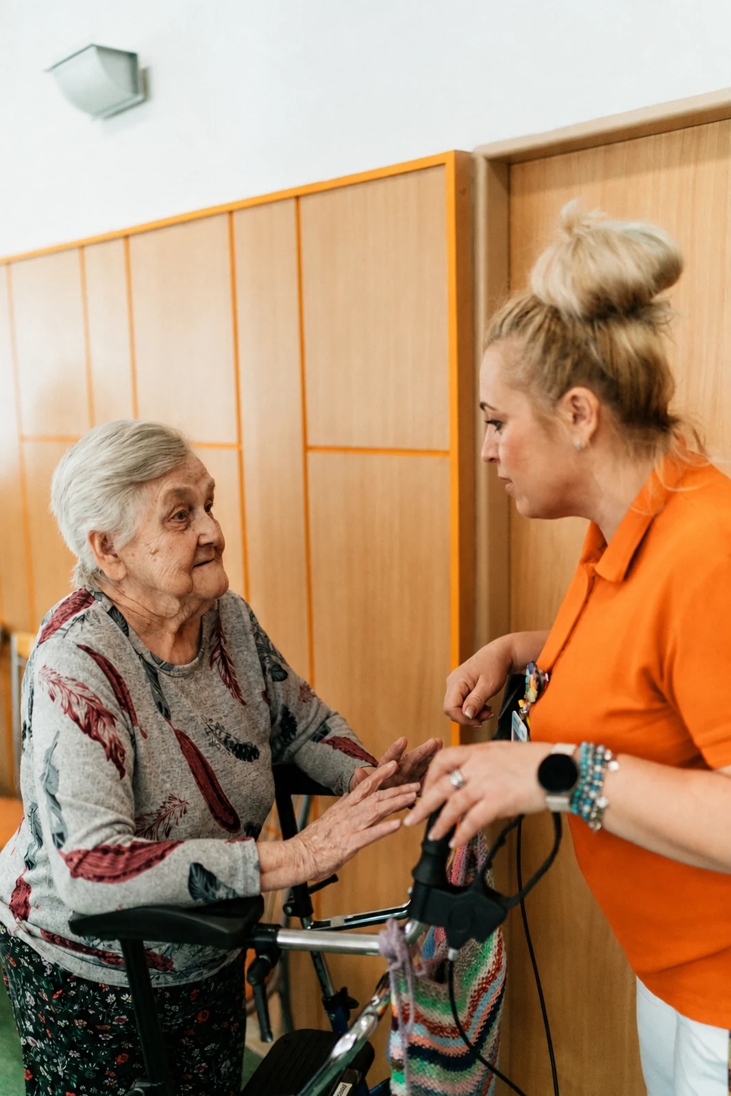 Freundliche Haushaltshilfe unterstützt eine Seniorin zu Hause in Braunschweig